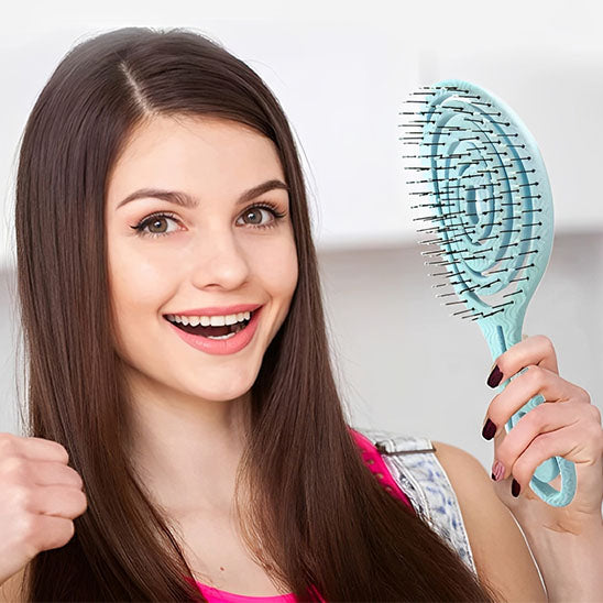 brosse a cheveux boucles souriant
