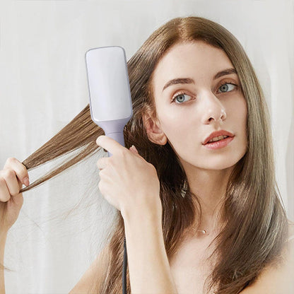 femme coiffe avec brosse a cheveux